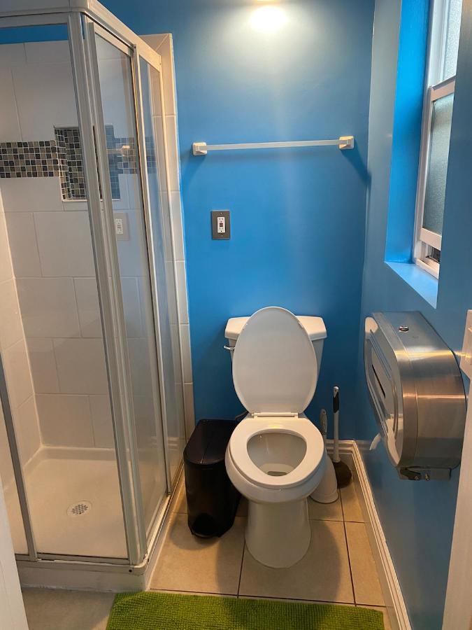 Alloggio in famiglia Small Private La Bedroom W Wifi - Private Fridge - Ac Near Usc - Exposition Park - Usc Memorial Coliseum - Banc Of California Bmo Stadium - Downtown Angeles Dtla - Of Southern California Usc!!! Los Angeles