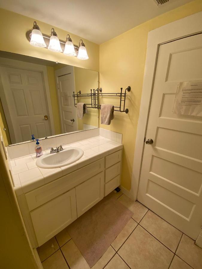 Small Private La Bedroom W Wifi - Private Fridge - Ac Near Usc - Exposition Park - Usc Memorial Coliseum - Banc Of California Bmo Stadium - Downtown Angeles Dtla - Of Southern California Usc!!! Alloggio in famiglia *