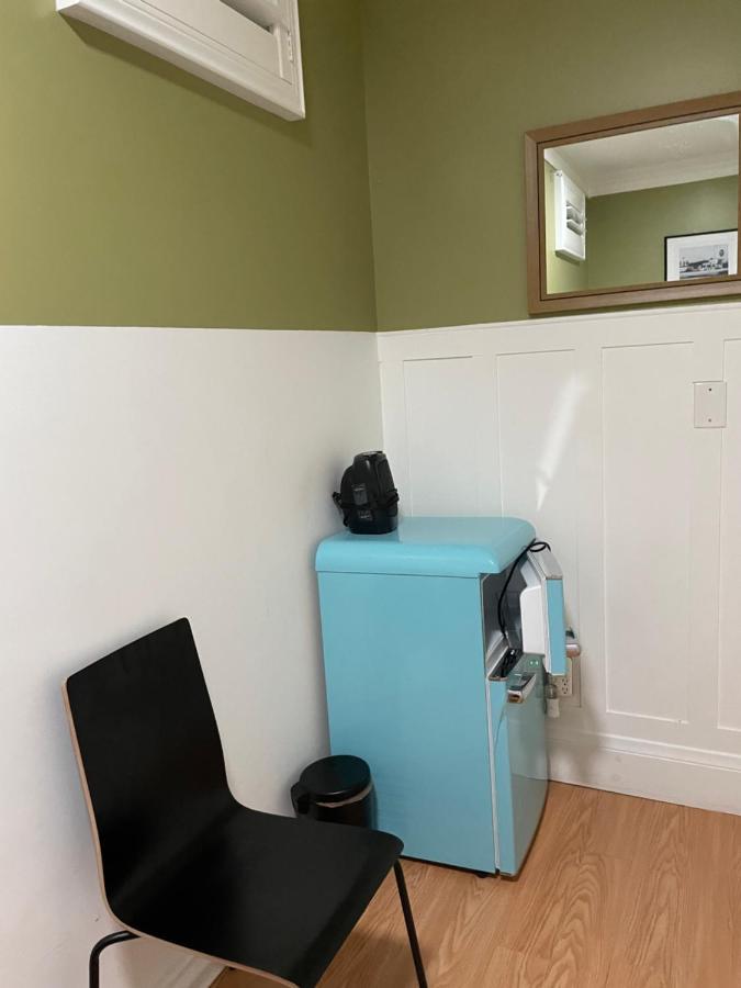 Alloggio in famiglia Small Private La Bedroom W Wifi - Private Fridge - Ac Near Usc - Exposition Park - Usc Memorial Coliseum - Banc Of California Bmo Stadium - Downtown Angeles Dtla - Of Southern California Usc!!! Los Angeles